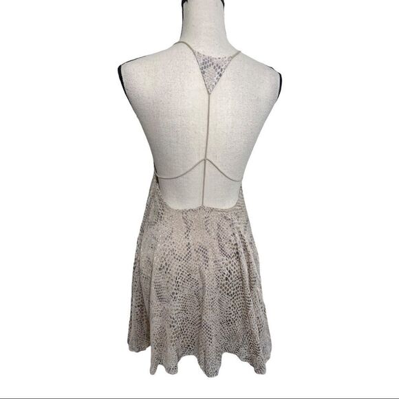 ⭐️ 3/$30 SILENCE & NOISE Sleeveless Snake Print Dress. Open Back. Size Small - Picture 5 of 8